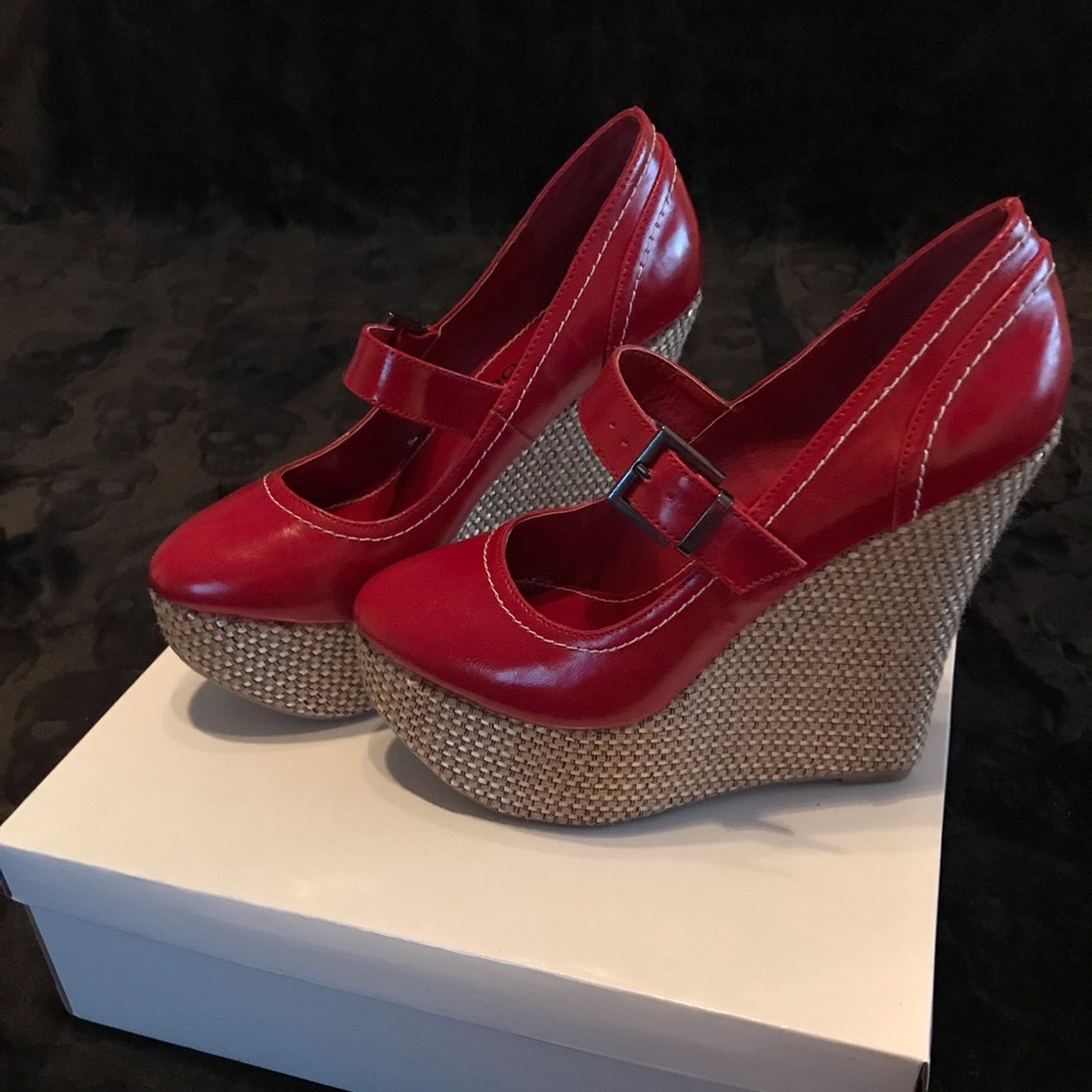 2 Lips Too red wedges